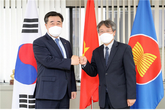 김형(왼쪽) 대우건설 사장과 응우옌 부 뚱 주한베트남대사가 지난 27일 서울 종로구 주한베트남대사관에서 베트남 투자개발사업 확대 및 업무 협력 강화 논의 후 기념 사진을 찍고 있다. <대우건설 제공>